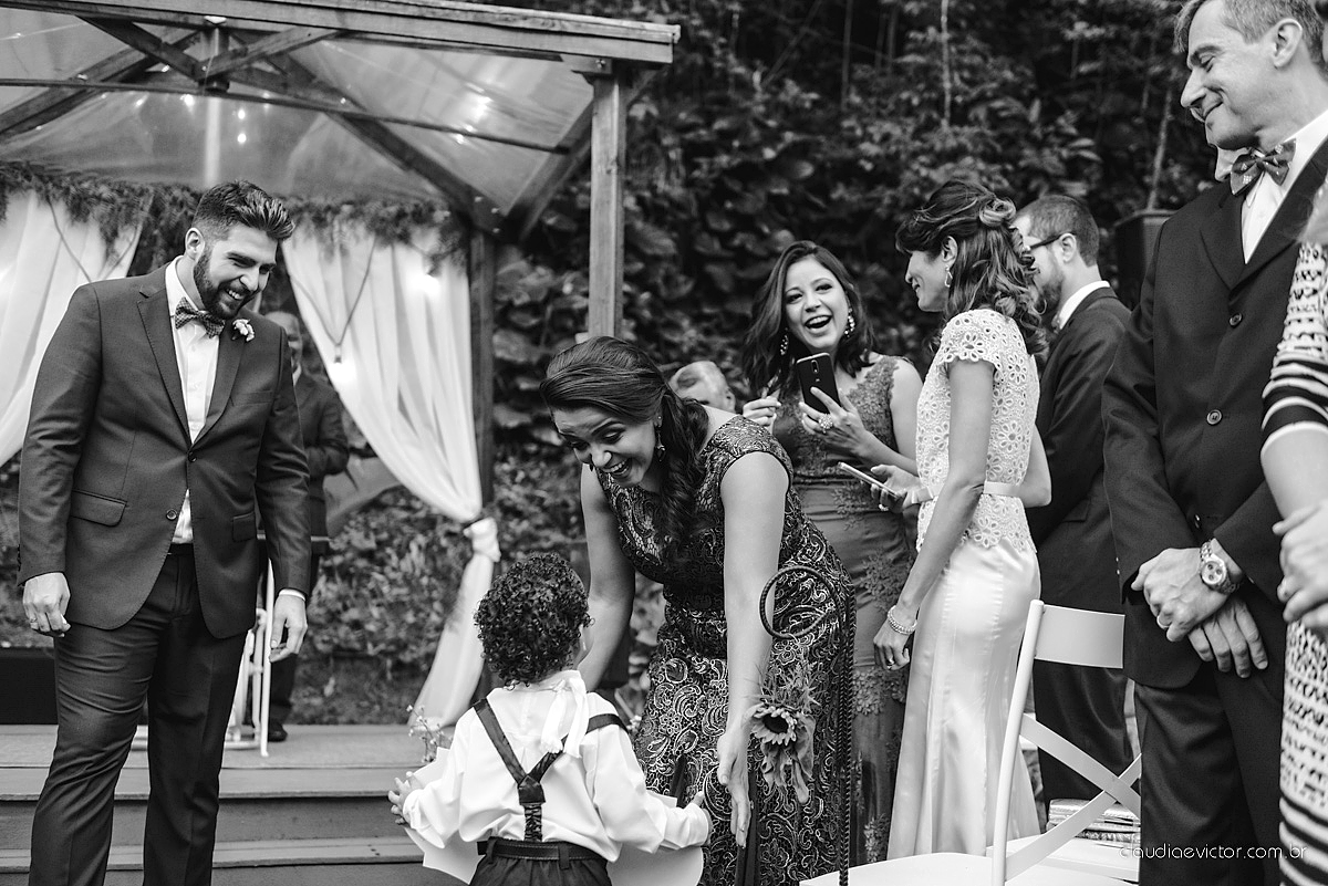 Lindo casamento realizado de dia num sítio com primeiro beijo vestido de noiva e noivo e noiva com pulo na piscina realizado por fotógrafos de casamento de Vila Velha fotógrafos de casamento de Vitória fotógrafos de casamento de Serra espirito santo ES