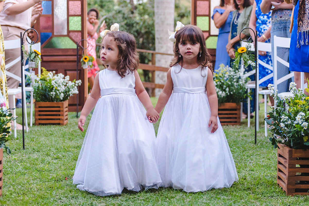 Lindo casamento realizado de dia num sítio com primeiro beijo vestido de noiva e noivo e noiva com pulo na piscina realizado por fotógrafos de casamento de Vila Velha fotógrafos de casamento de Vitória fotógrafos de casamento de Serra espirito santo ES