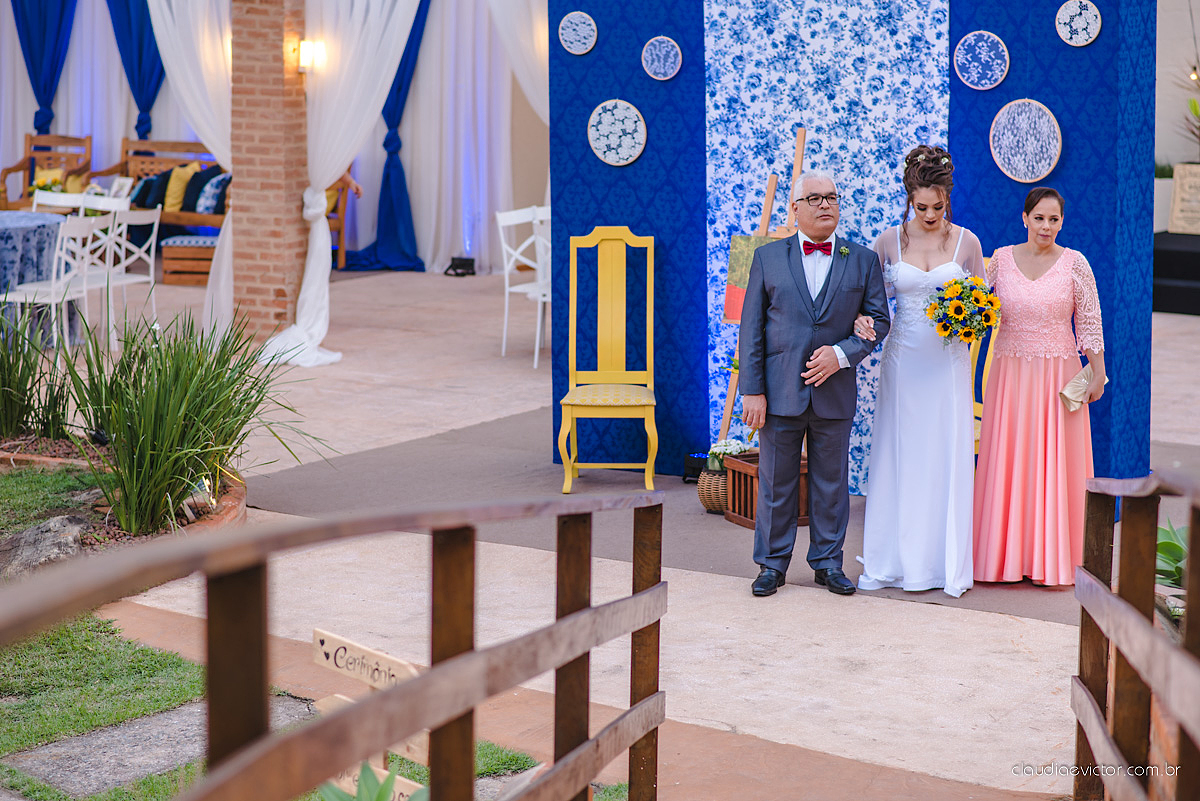 Lindo casamento realizado de dia num sítio com primeiro beijo vestido de noiva e noivo e noiva com pulo na piscina realizado por fotógrafos de casamento de Vila Velha fotógrafos de casamento de Vitória fotógrafos de casamento de Serra espirito santo ES