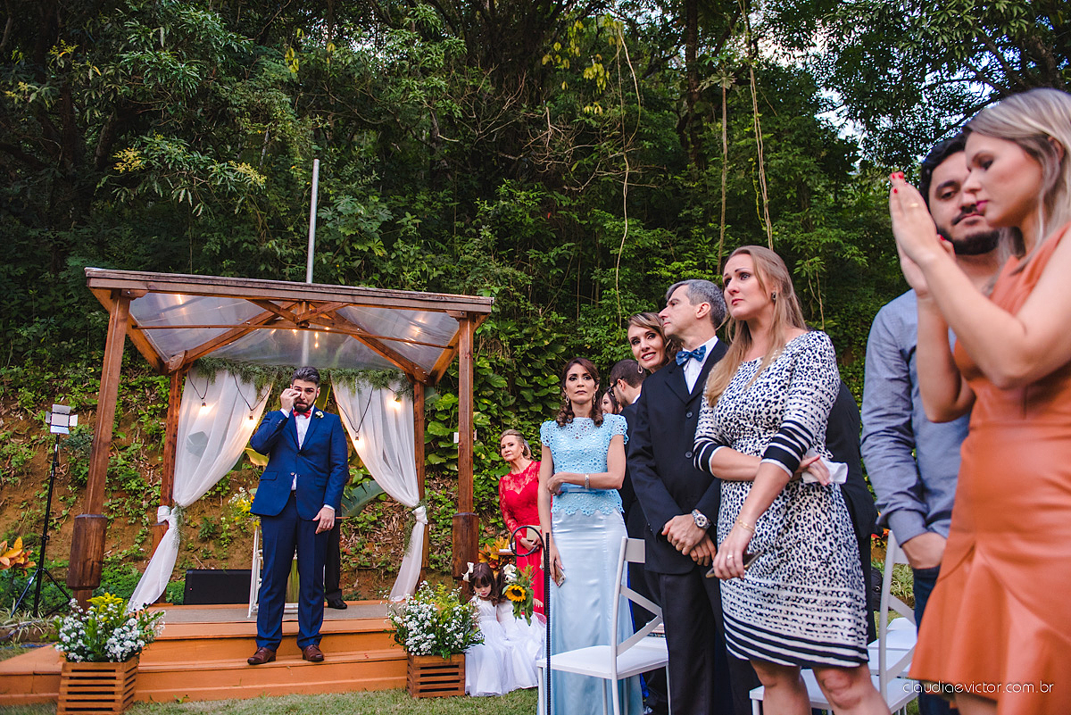 Lindo casamento realizado de dia num sítio com primeiro beijo vestido de noiva e noivo e noiva com pulo na piscina realizado por fotógrafos de casamento de Vila Velha fotógrafos de casamento de Vitória fotógrafos de casamento de Serra espirito santo ES