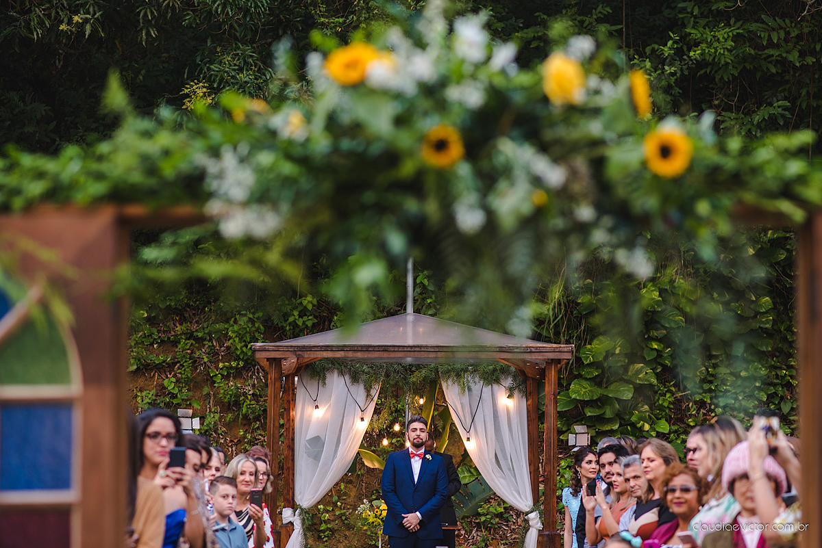 Lindo casamento realizado de dia num sítio com primeiro beijo vestido de noiva e noivo e noiva com pulo na piscina realizado por fotógrafos de casamento de Vila Velha fotógrafos de casamento de Vitória fotógrafos de casamento de Serra espirito santo ES