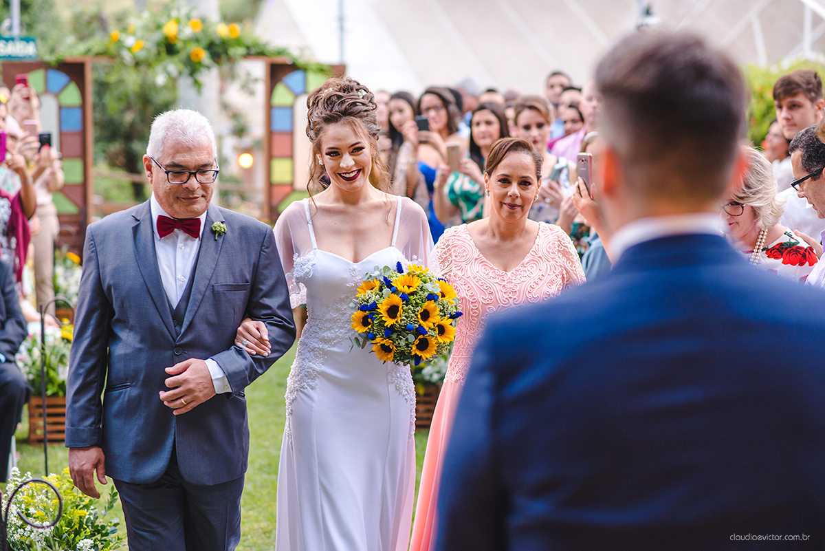 Lindo casamento realizado de dia num sítio com primeiro beijo vestido de noiva e noivo e noiva com pulo na piscina realizado por fotógrafos de casamento de Vila Velha fotógrafos de casamento de Vitória fotógrafos de casamento de Serra espirito santo ES