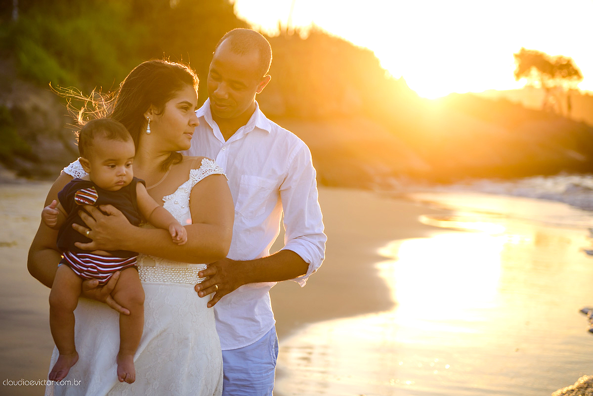Lindo ensaio externo infantil realizado em VITORIA es por fotógrafos de casamento de vila velha fotógrafos de casamento de Vitória fotógrafos de casamento de Serra ES Espirito Santo com praia familia e por do sol