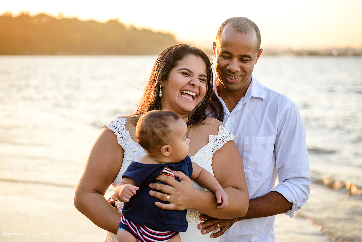 Lindo ensaio externo infantil realizado em VITORIA es por fotógrafos de casamento de vila velha fotógrafos de casamento de Vitória fotógrafos de casamento de Serra ES Espirito Santo com praia familia e por do sol