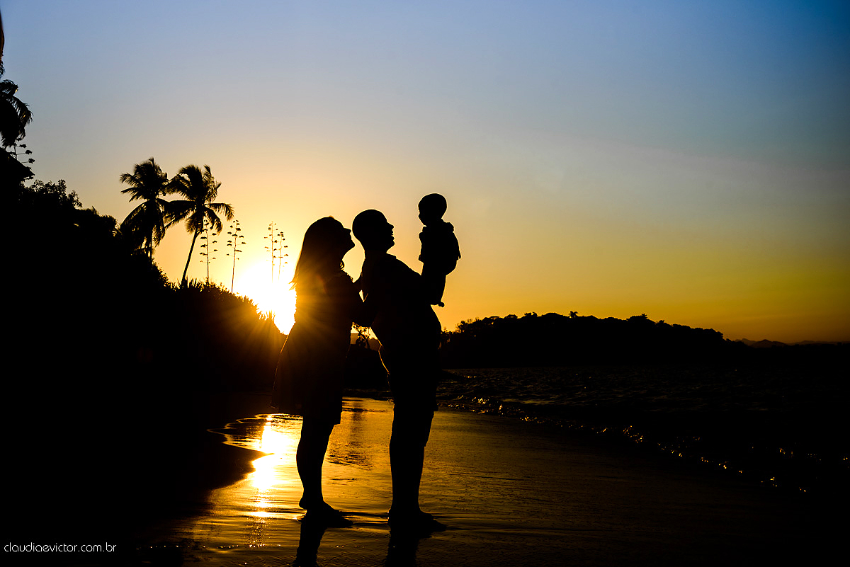 Lindo ensaio externo infantil realizado em VITORIA es por fotógrafos de casamento de vila velha fotógrafos de casamento de Vitória fotógrafos de casamento de Serra ES Espirito Santo com praia familia e por do sol