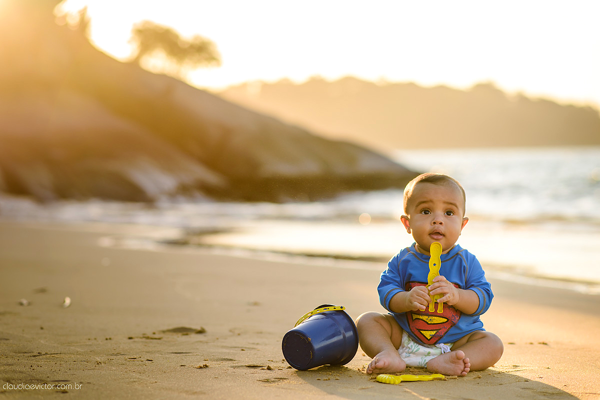 Lindo ensaio externo infantil realizado em VITORIA es por fotógrafos de casamento de vila velha fotógrafos de casamento de Vitória fotógrafos de casamento de Serra ES Espirito Santo com praia familia e por do sol