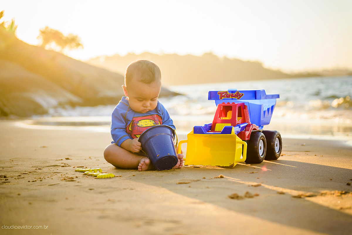 Lindo ensaio externo infantil realizado em VITORIA es por fotógrafos de casamento de vila velha fotógrafos de casamento de Vitória fotógrafos de casamento de Serra ES Espirito Santo com praia familia e por do sol