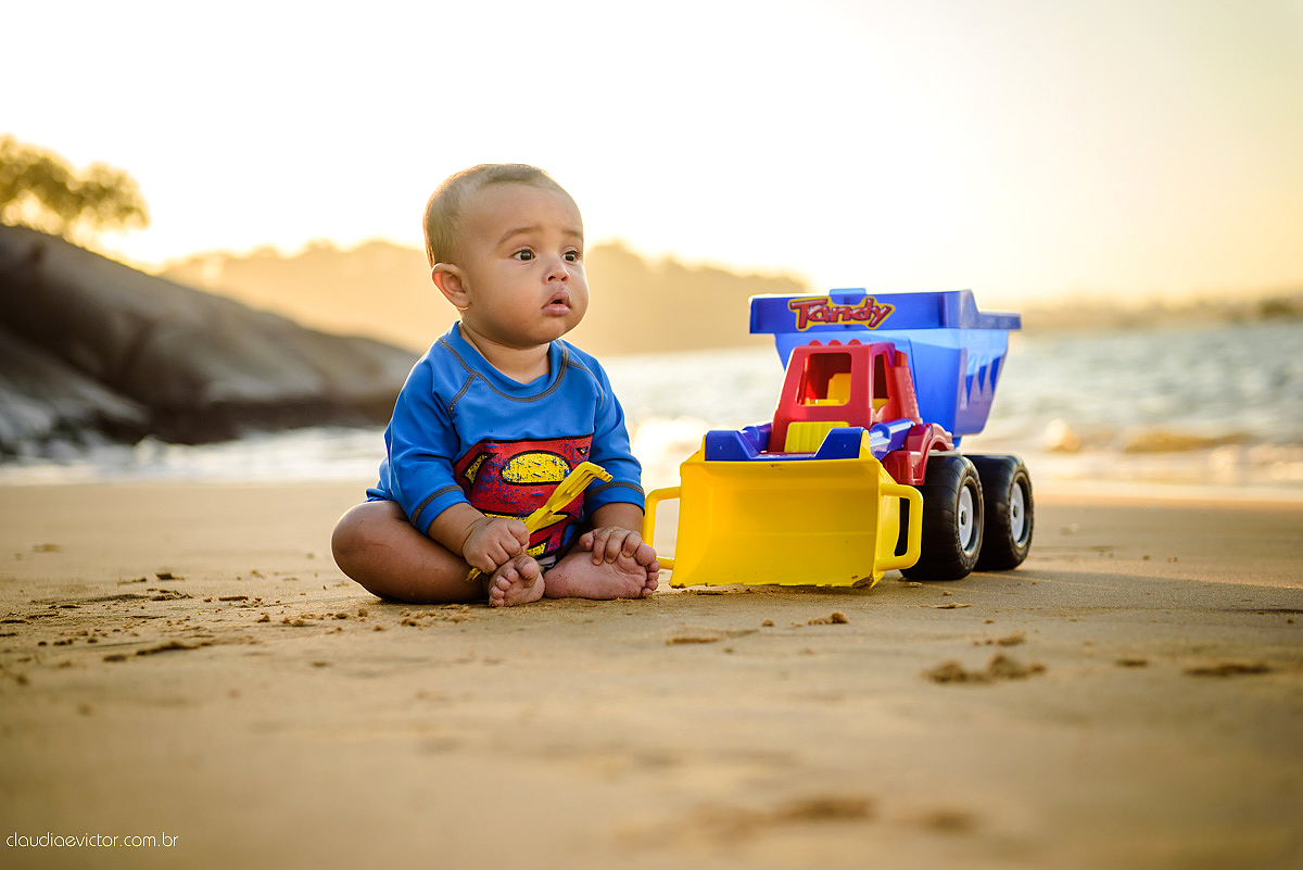 Lindo ensaio externo infantil realizado em VITORIA es por fotógrafos de casamento de vila velha fotógrafos de casamento de Vitória fotógrafos de casamento de Serra ES Espirito Santo com praia familia e por do sol