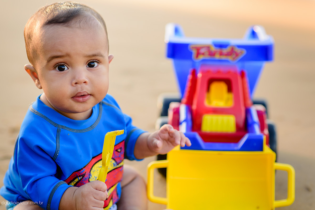 Lindo ensaio externo infantil realizado em VITORIA es por fotógrafos de casamento de vila velha fotógrafos de casamento de Vitória fotógrafos de casamento de Serra ES Espirito Santo com praia familia e por do sol
