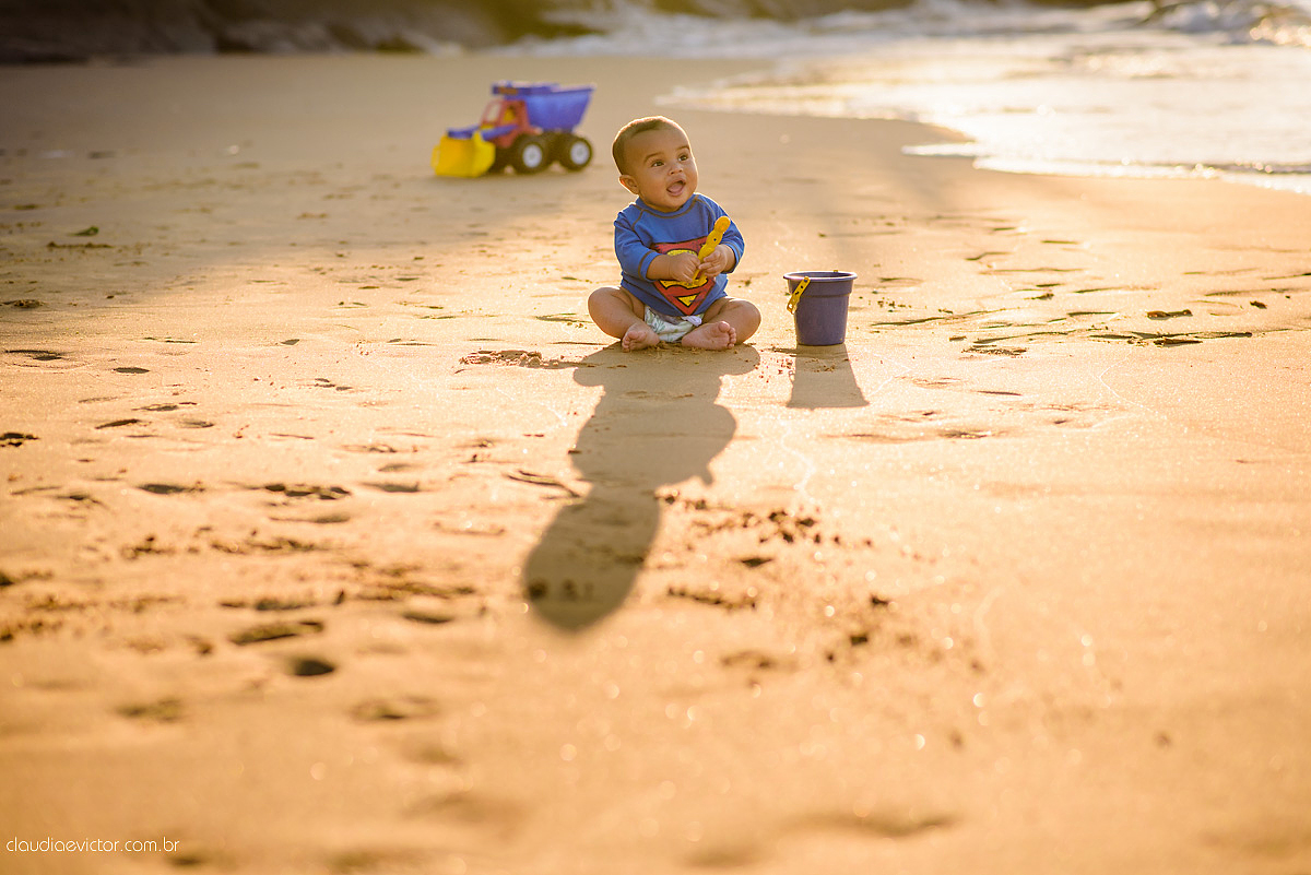 Lindo ensaio externo infantil realizado em VITORIA es por fotógrafos de casamento de vila velha fotógrafos de casamento de Vitória fotógrafos de casamento de Serra ES Espirito Santo com praia familia e por do sol