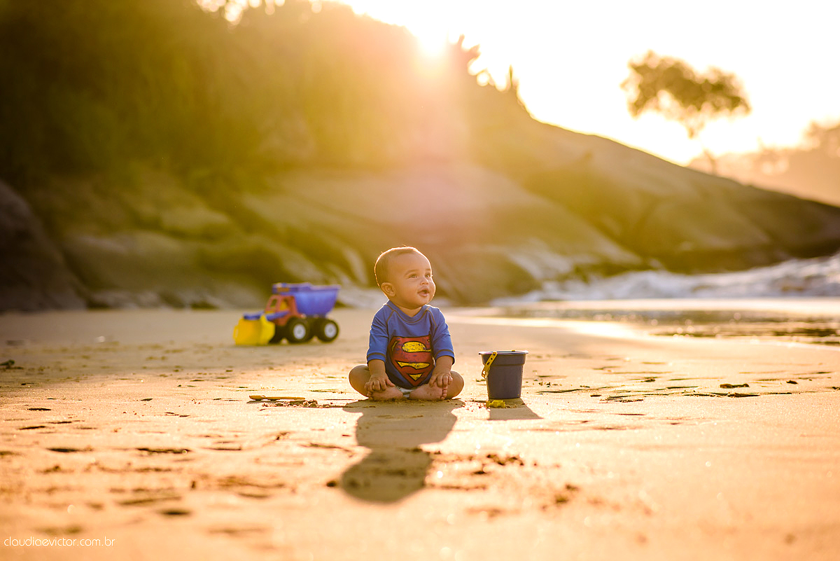 Lindo ensaio externo infantil realizado em VITORIA es por fotógrafos de casamento de vila velha fotógrafos de casamento de Vitória fotógrafos de casamento de Serra ES Espirito Santo com praia familia e por do sol