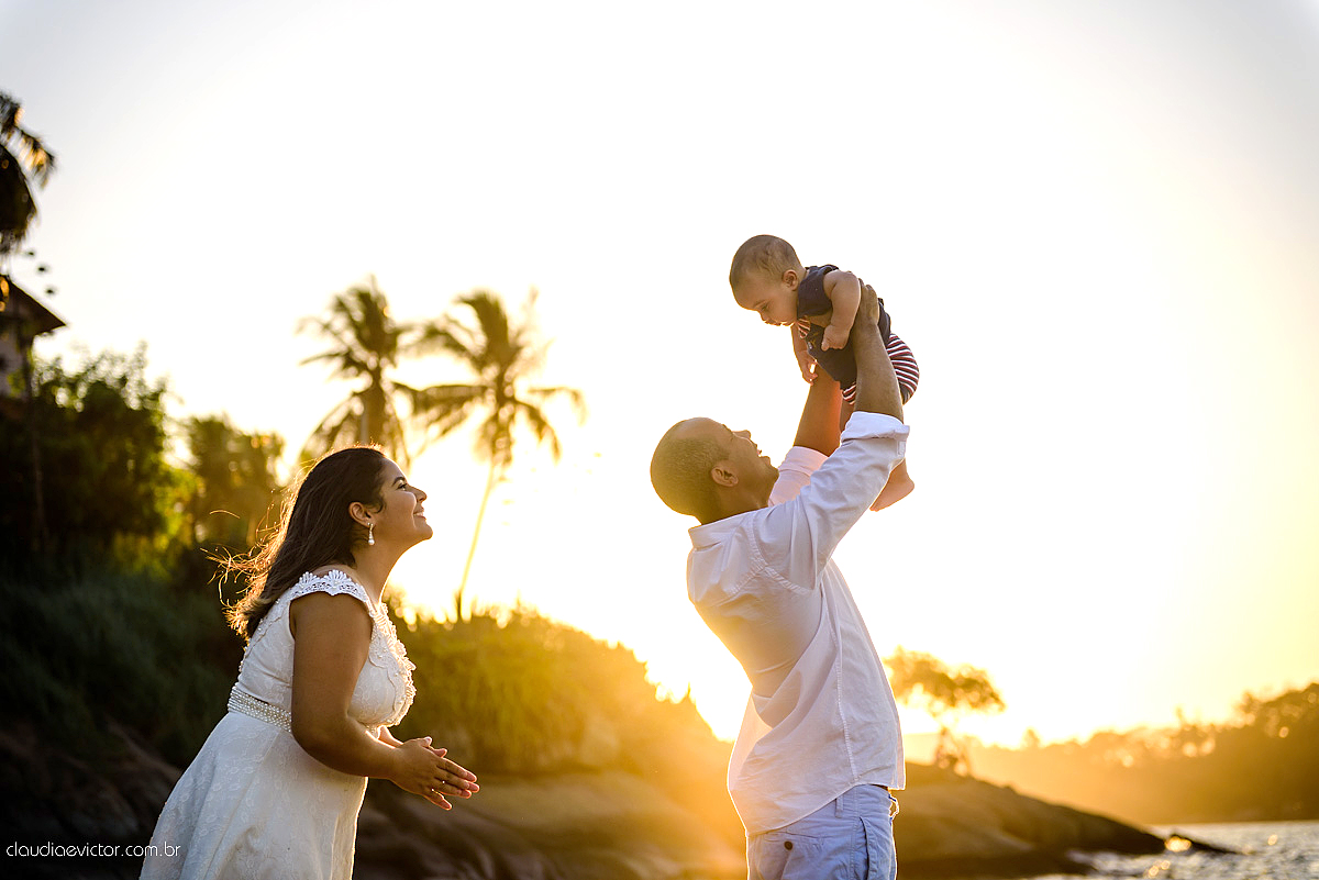 Lindo ensaio externo infantil realizado em VITORIA es por fotógrafos de casamento de vila velha fotógrafos de casamento de Vitória fotógrafos de casamento de Serra ES Espirito Santo com praia familia e por do sol