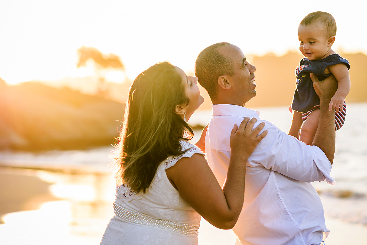 Lindo ensaio externo infantil realizado em VITORIA es por fotógrafos de casamento de vila velha fotógrafos de casamento de Vitória fotógrafos de casamento de Serra ES Espirito Santo com praia familia e por do sol
