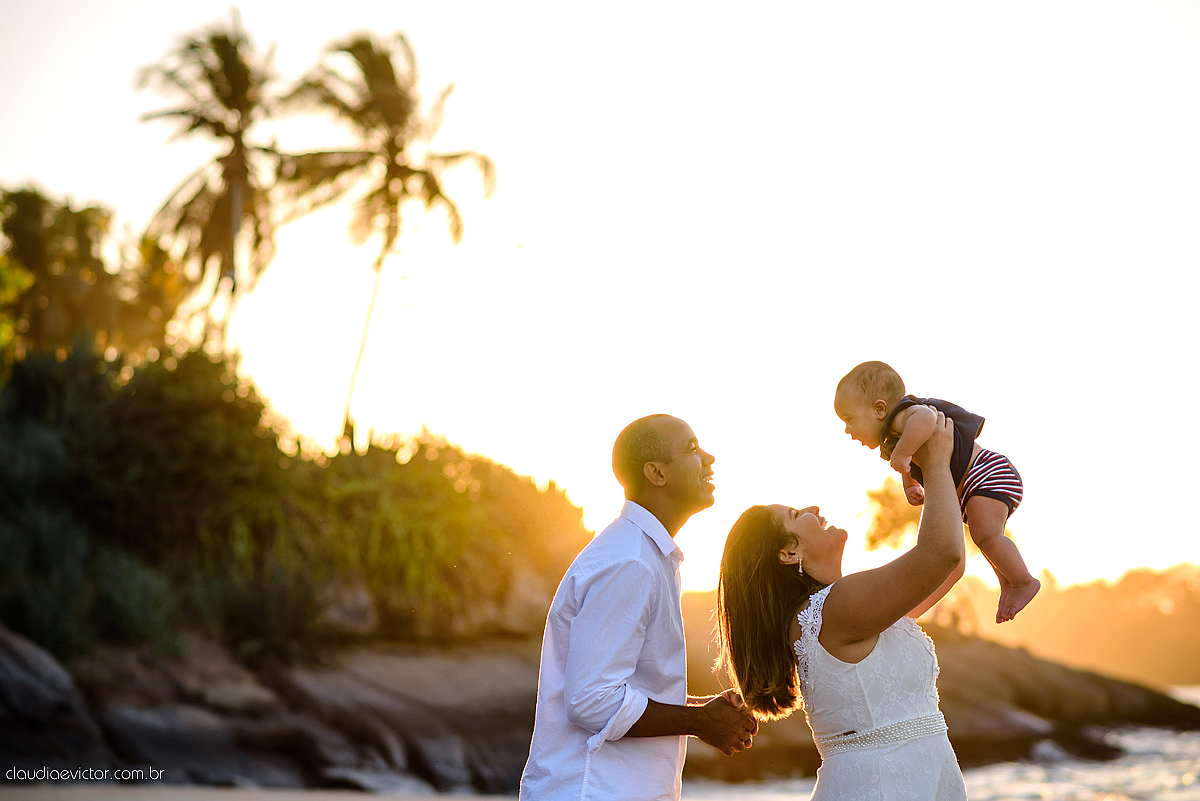 Lindo ensaio externo infantil realizado em VITORIA es por fotógrafos de casamento de vila velha fotógrafos de casamento de Vitória fotógrafos de casamento de Serra ES Espirito Santo com praia familia e por do sol