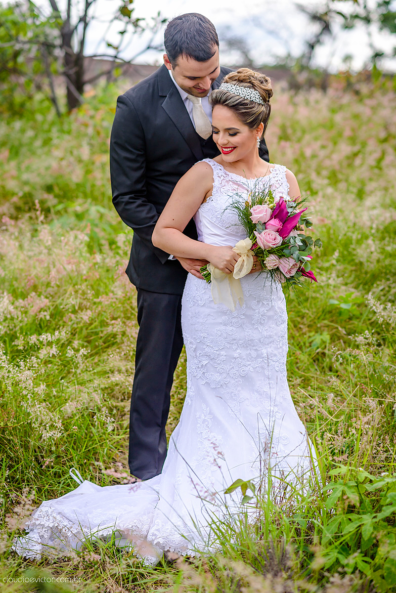 Lindo casamento realizado na serra por fotógrafos de casamento de vila velha fotógrafos de casamento de Vitória fotógrafos de casamento de Serra Espirito Santo ES com noivo e noiva e vestido de noiva e paisagem com por do sol