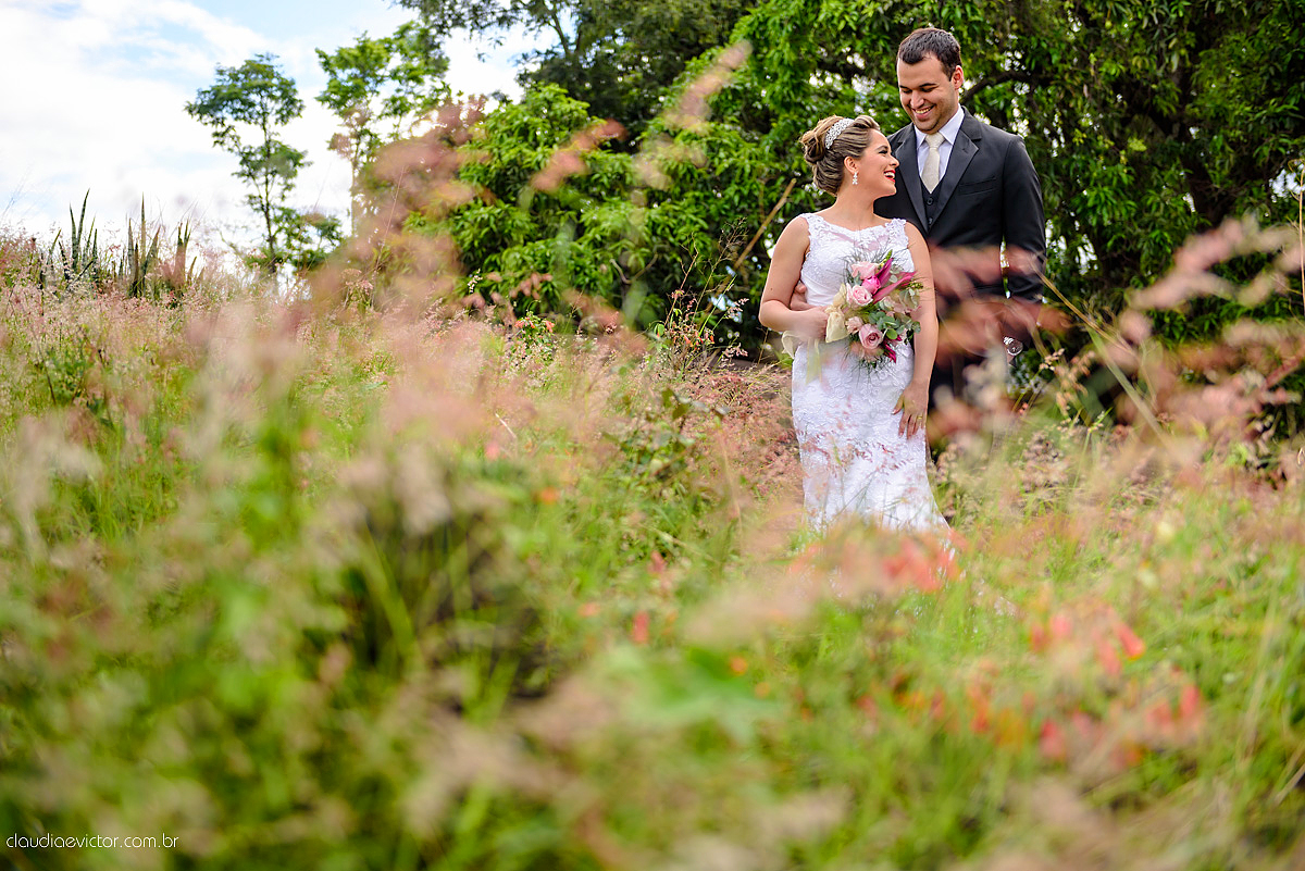 Lindo casamento realizado na serra por fotógrafos de casamento de vila velha fotógrafos de casamento de Vitória fotógrafos de casamento de Serra Espirito Santo ES com noivo e noiva e vestido de noiva e paisagem com por do sol