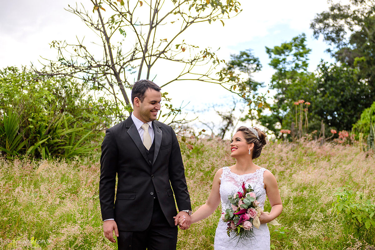 Lindo casamento realizado na serra por fotógrafos de casamento de vila velha fotógrafos de casamento de Vitória fotógrafos de casamento de Serra Espirito Santo ES com noivo e noiva e vestido de noiva e paisagem com por do sol