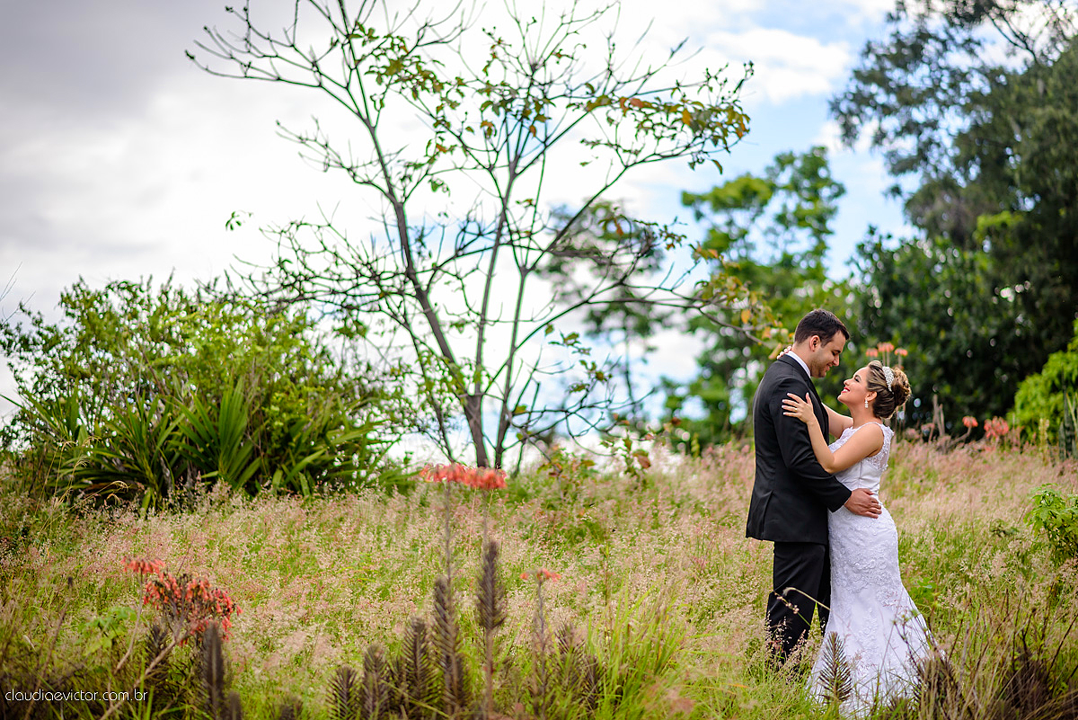 Lindo casamento realizado na serra por fotógrafos de casamento de vila velha fotógrafos de casamento de Vitória fotógrafos de casamento de Serra Espirito Santo ES com noivo e noiva e vestido de noiva e paisagem com por do sol