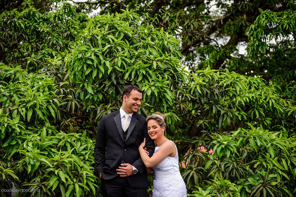Lindo casamento realizado na serra por fotógrafos de casamento de vila velha fotógrafos de casamento de Vitória fotógrafos de casamento de Serra Espirito Santo ES com noivo e noiva e vestido de noiva e paisagem com por do sol