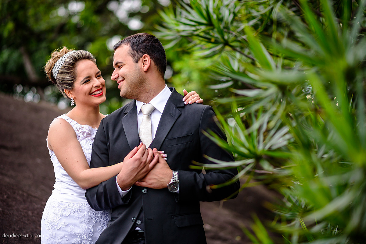 Lindo casamento realizado na serra por fotógrafos de casamento de vila velha fotógrafos de casamento de Vitória fotógrafos de casamento de Serra Espirito Santo ES com noivo e noiva e vestido de noiva e paisagem com por do sol