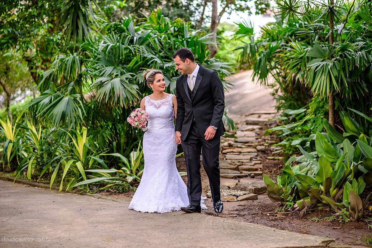 Lindo casamento realizado na serra por fotógrafos de casamento de vila velha fotógrafos de casamento de Vitória fotógrafos de casamento de Serra Espirito Santo ES com noivo e noiva e vestido de noiva e paisagem com por do sol