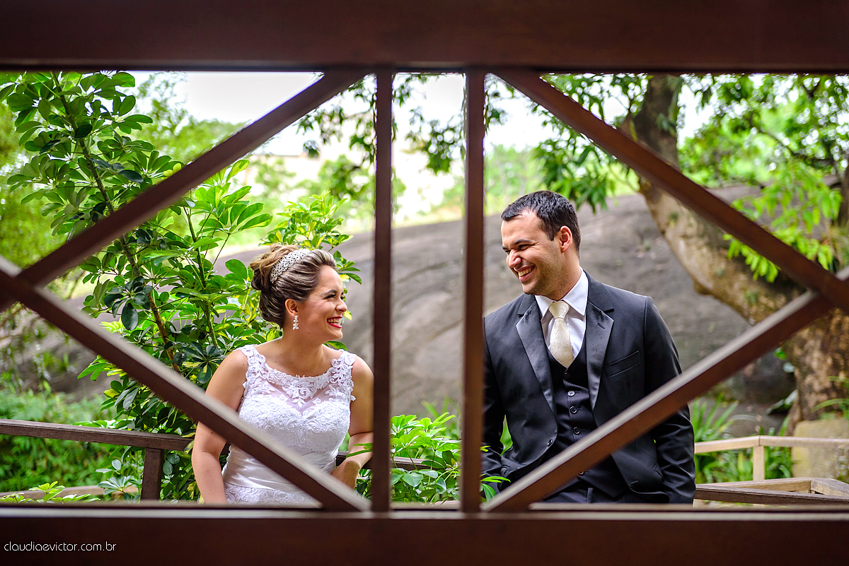 Lindo casamento realizado na serra por fotógrafos de casamento de vila velha fotógrafos de casamento de Vitória fotógrafos de casamento de Serra Espirito Santo ES com noivo e noiva e vestido de noiva e paisagem com por do sol