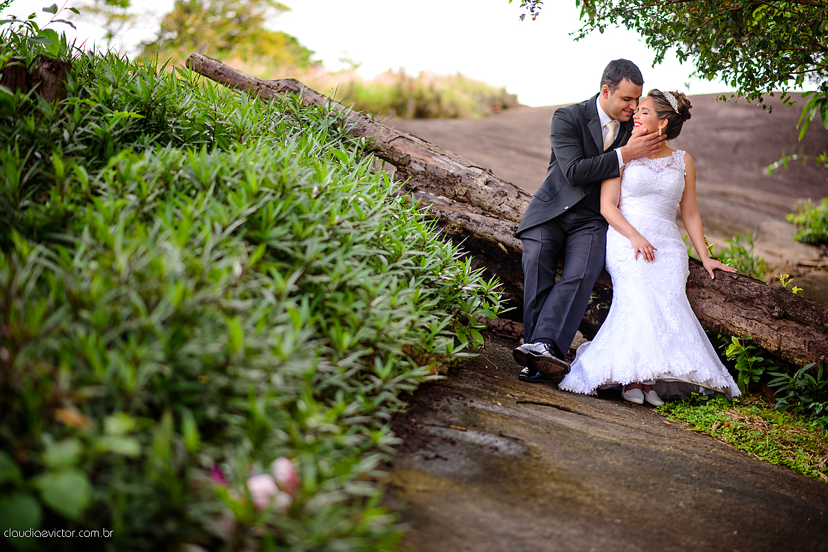 Lindo casamento realizado na serra por fotógrafos de casamento de vila velha fotógrafos de casamento de Vitória fotógrafos de casamento de Serra Espirito Santo ES com noivo e noiva e vestido de noiva e paisagem com por do sol