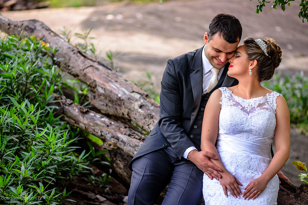 Lindo casamento realizado na serra por fotógrafos de casamento de vila velha fotógrafos de casamento de Vitória fotógrafos de casamento de Serra Espirito Santo ES com noivo e noiva e vestido de noiva e paisagem com por do sol
