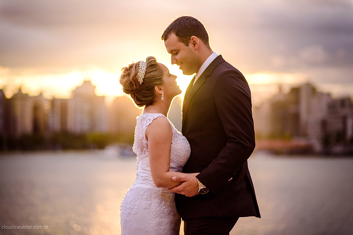 Lindo casamento realizado na serra por fotógrafos de casamento de vila velha fotógrafos de casamento de Vitória fotógrafos de casamento de Serra Espirito Santo ES com noivo e noiva e vestido de noiva e paisagem com por do sol