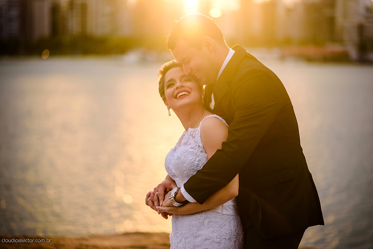 Lindo casamento realizado na serra por fotógrafos de casamento de vila velha fotógrafos de casamento de Vitória fotógrafos de casamento de Serra Espirito Santo ES com noivo e noiva e vestido de noiva e paisagem com por do sol
