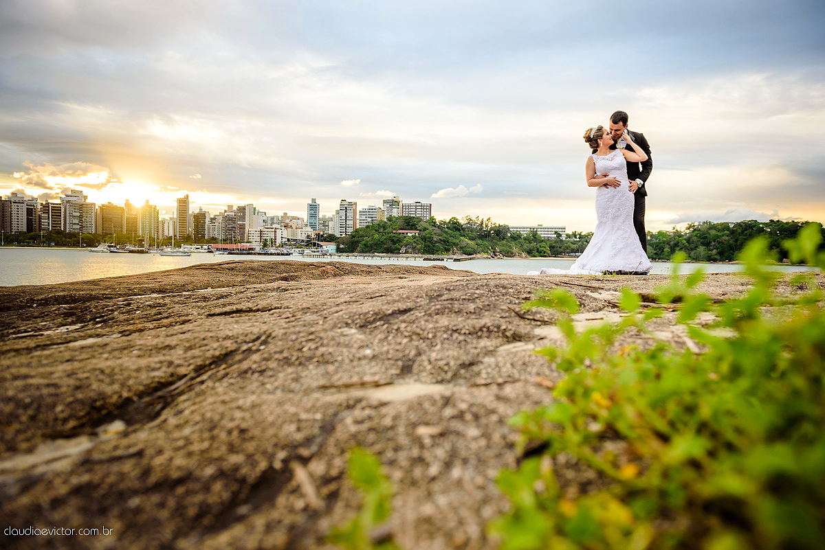 Lindo casamento realizado na serra por fotógrafos de casamento de vila velha fotógrafos de casamento de Vitória fotógrafos de casamento de Serra Espirito Santo ES com noivo e noiva e vestido de noiva e paisagem com por do sol