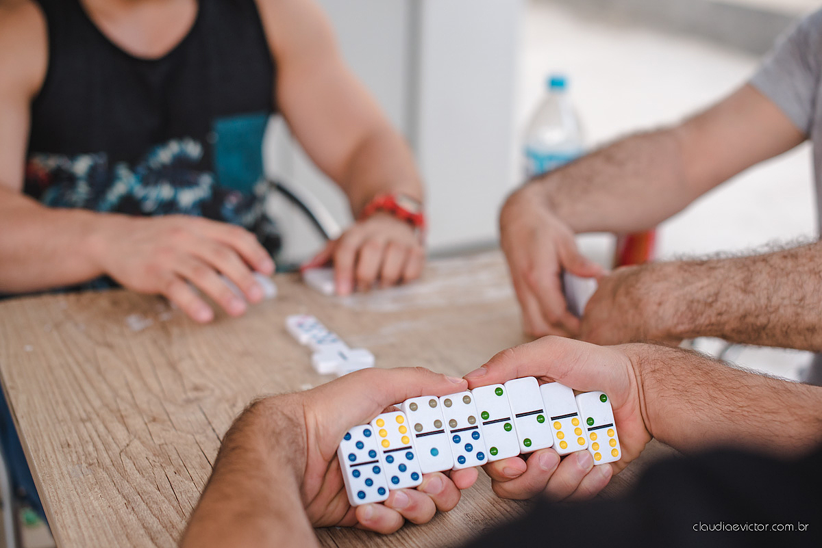 Lindo casamento realizado na serra por fotógrafos de casamento de vila velha fotógrafos de casamento de Vitória fotógrafos de casamento de Serra Espirito Santo ES com noivo e noiva e vestido de noiva e paisagem com por do sol