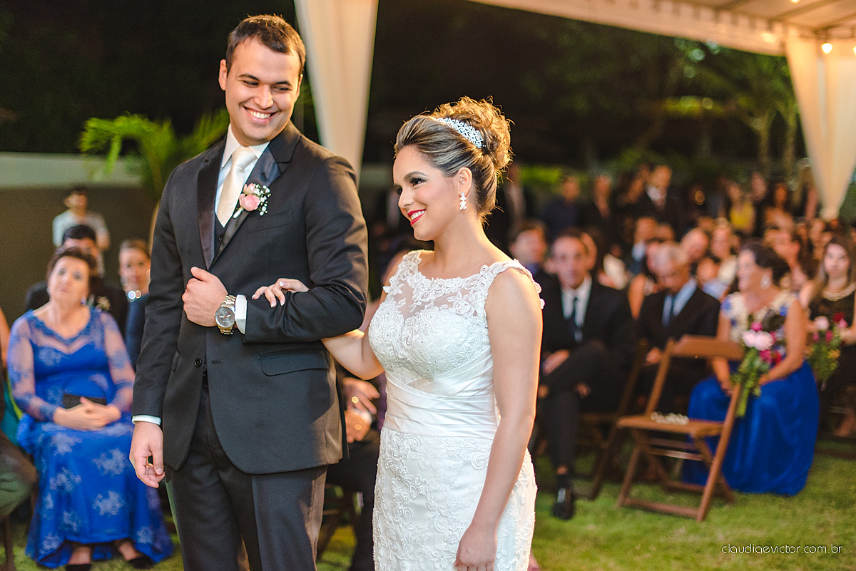 Lindo casamento realizado na serra por fotógrafos de casamento de vila velha fotógrafos de casamento de Vitória fotógrafos de casamento de Serra Espirito Santo ES com noivo e noiva e vestido de noiva e paisagem com por do sol