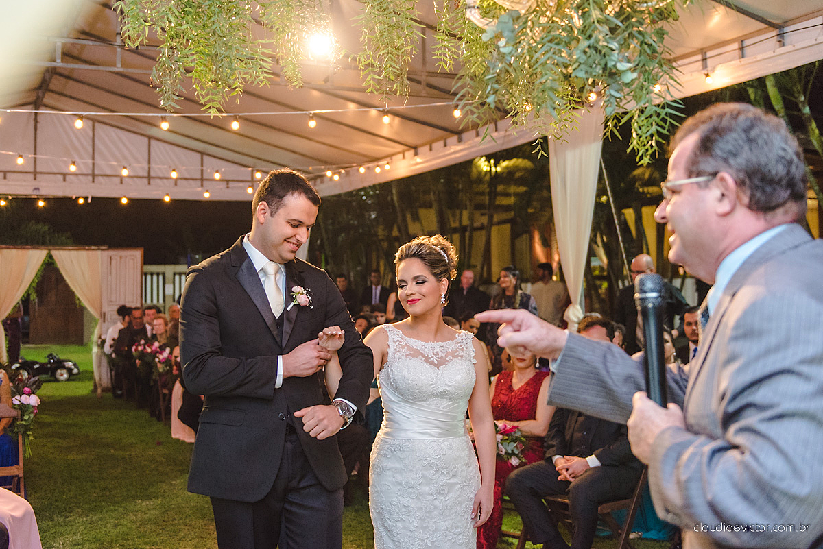 Lindo casamento realizado na serra por fotógrafos de casamento de vila velha fotógrafos de casamento de Vitória fotógrafos de casamento de Serra Espirito Santo ES com noivo e noiva e vestido de noiva e paisagem com por do sol