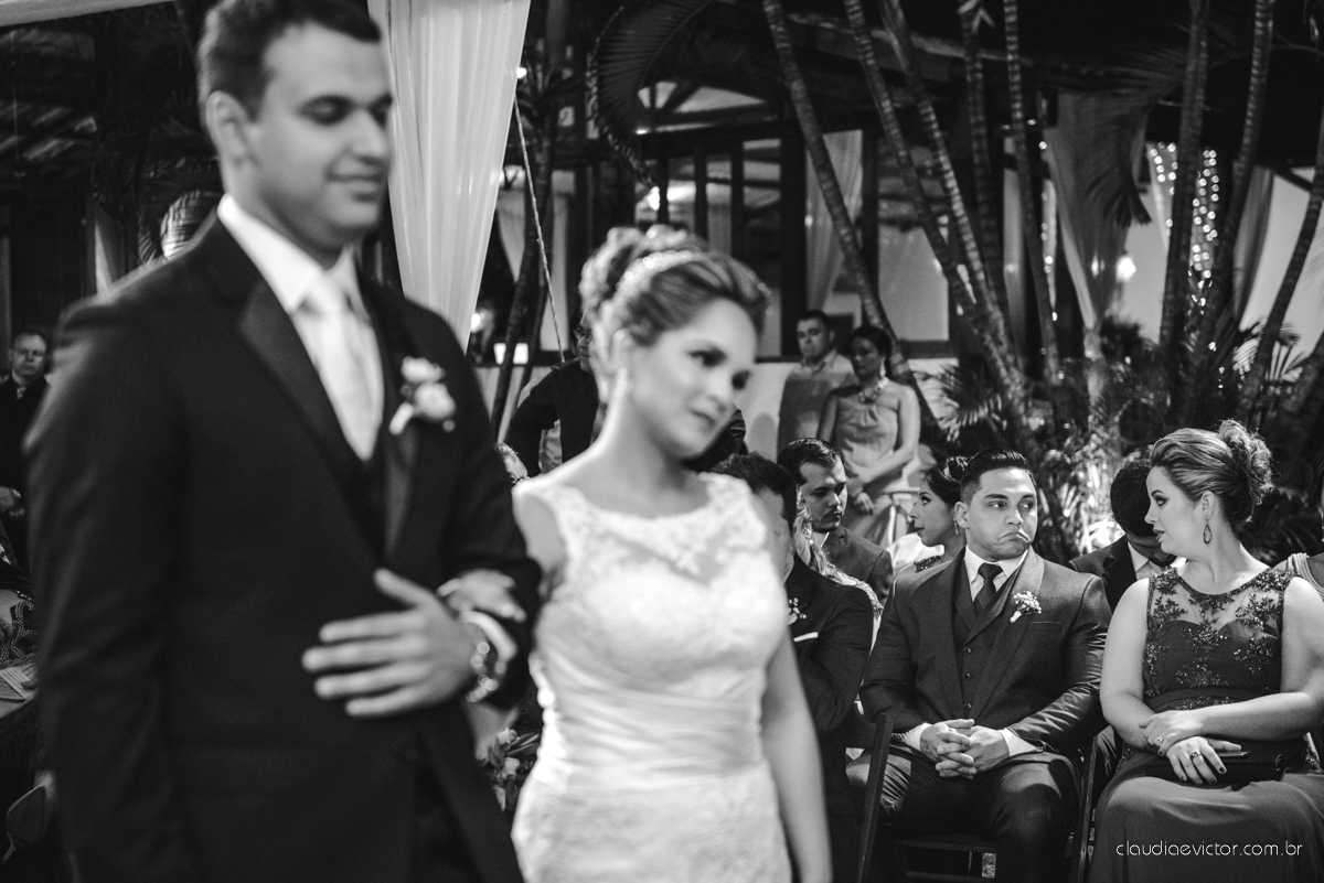 Lindo casamento realizado na serra por fotógrafos de casamento de vila velha fotógrafos de casamento de Vitória fotógrafos de casamento de Serra Espirito Santo ES com noivo e noiva e vestido de noiva e paisagem com por do sol