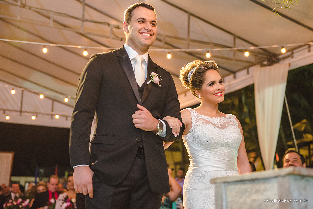 Lindo casamento realizado na serra por fotógrafos de casamento de vila velha fotógrafos de casamento de Vitória fotógrafos de casamento de Serra Espirito Santo ES com noivo e noiva e vestido de noiva e paisagem com por do sol