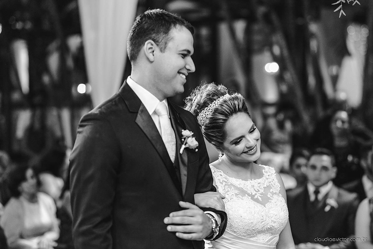 Lindo casamento realizado na serra por fotógrafos de casamento de vila velha fotógrafos de casamento de Vitória fotógrafos de casamento de Serra Espirito Santo ES com noivo e noiva e vestido de noiva e paisagem com por do sol