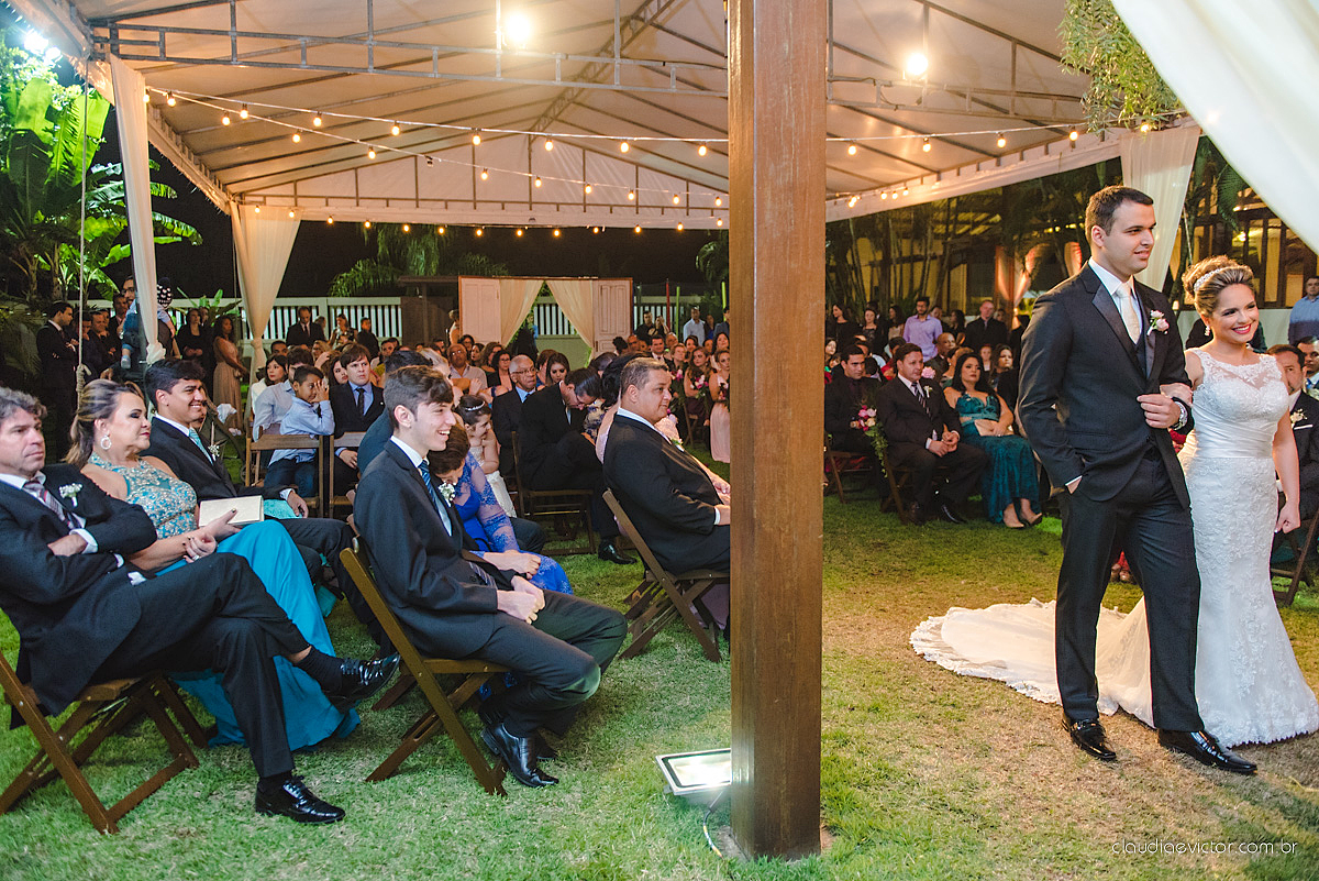 Lindo casamento realizado na serra por fotógrafos de casamento de vila velha fotógrafos de casamento de Vitória fotógrafos de casamento de Serra Espirito Santo ES com noivo e noiva e vestido de noiva e paisagem com por do sol