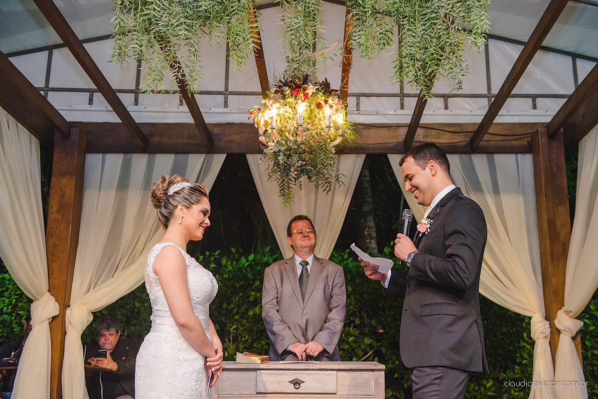 Lindo casamento realizado na serra por fotógrafos de casamento de vila velha fotógrafos de casamento de Vitória fotógrafos de casamento de Serra Espirito Santo ES com noivo e noiva e vestido de noiva e paisagem com por do sol