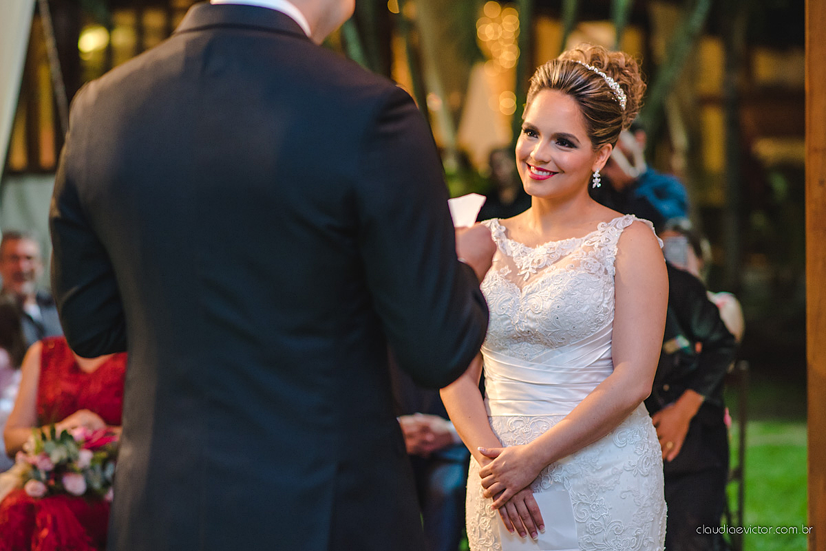 Lindo casamento realizado na serra por fotógrafos de casamento de vila velha fotógrafos de casamento de Vitória fotógrafos de casamento de Serra Espirito Santo ES com noivo e noiva e vestido de noiva e paisagem com por do sol