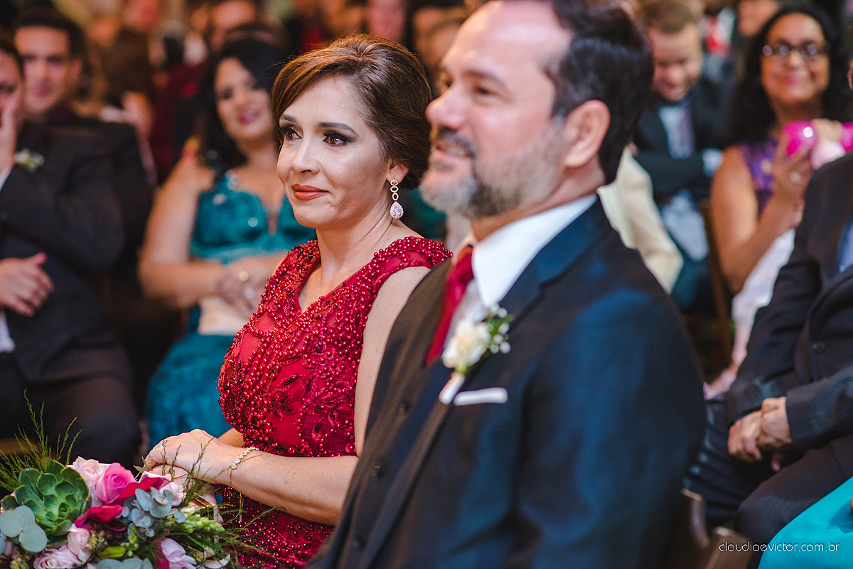 Lindo casamento realizado na serra por fotógrafos de casamento de vila velha fotógrafos de casamento de Vitória fotógrafos de casamento de Serra Espirito Santo ES com noivo e noiva e vestido de noiva e paisagem com por do sol