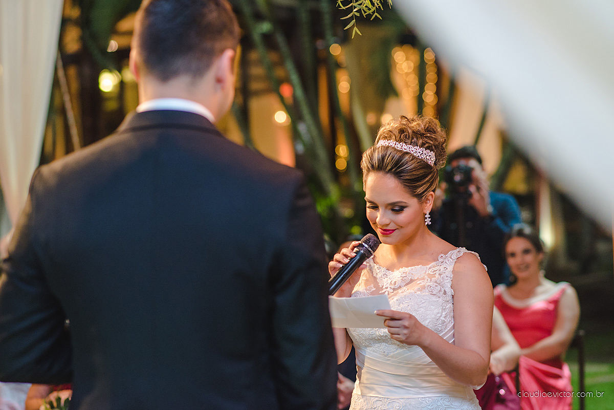 Lindo casamento realizado na serra por fotógrafos de casamento de vila velha fotógrafos de casamento de Vitória fotógrafos de casamento de Serra Espirito Santo ES com noivo e noiva e vestido de noiva e paisagem com por do sol