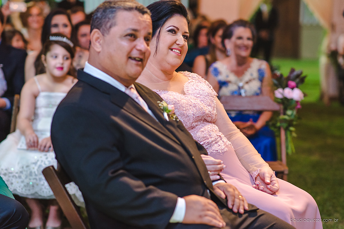 Lindo casamento realizado na serra por fotógrafos de casamento de vila velha fotógrafos de casamento de Vitória fotógrafos de casamento de Serra Espirito Santo ES com noivo e noiva e vestido de noiva e paisagem com por do sol