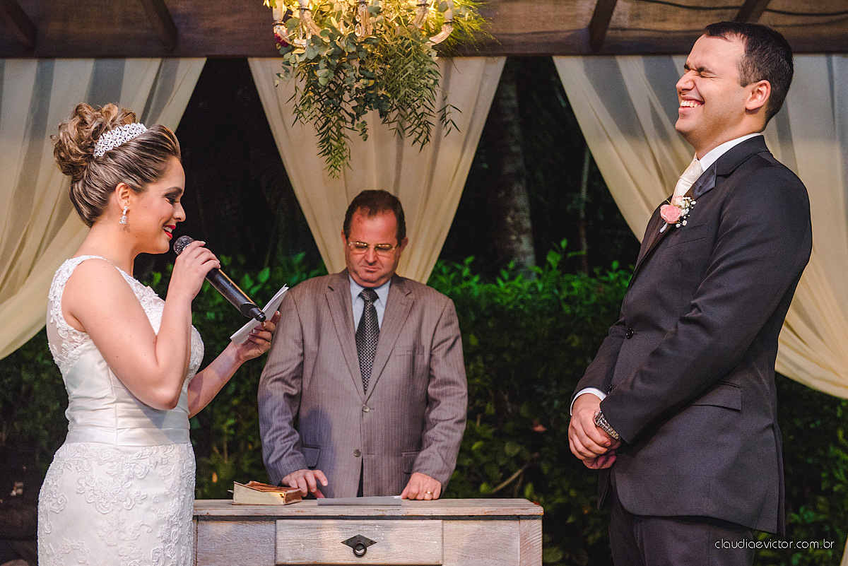 Lindo casamento realizado na serra por fotógrafos de casamento de vila velha fotógrafos de casamento de Vitória fotógrafos de casamento de Serra Espirito Santo ES com noivo e noiva e vestido de noiva e paisagem com por do sol