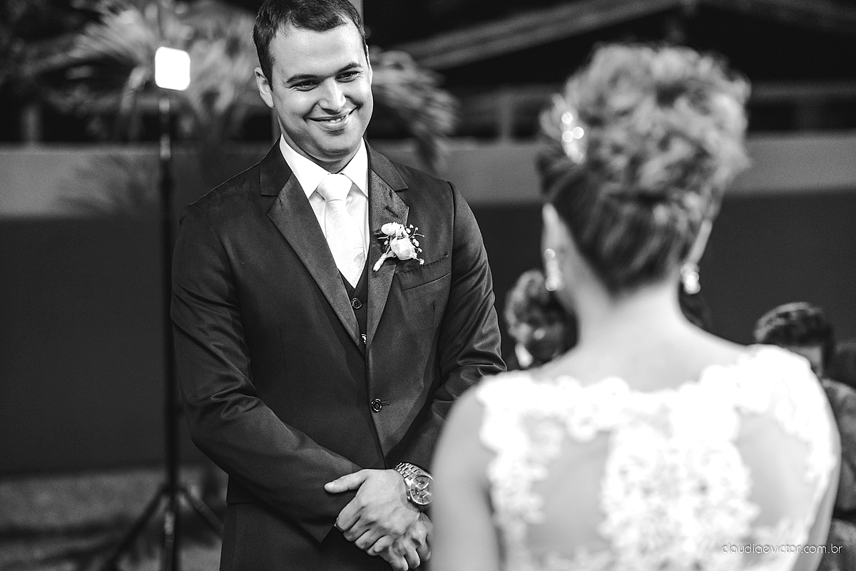 Lindo casamento realizado na serra por fotógrafos de casamento de vila velha fotógrafos de casamento de Vitória fotógrafos de casamento de Serra Espirito Santo ES com noivo e noiva e vestido de noiva e paisagem com por do sol