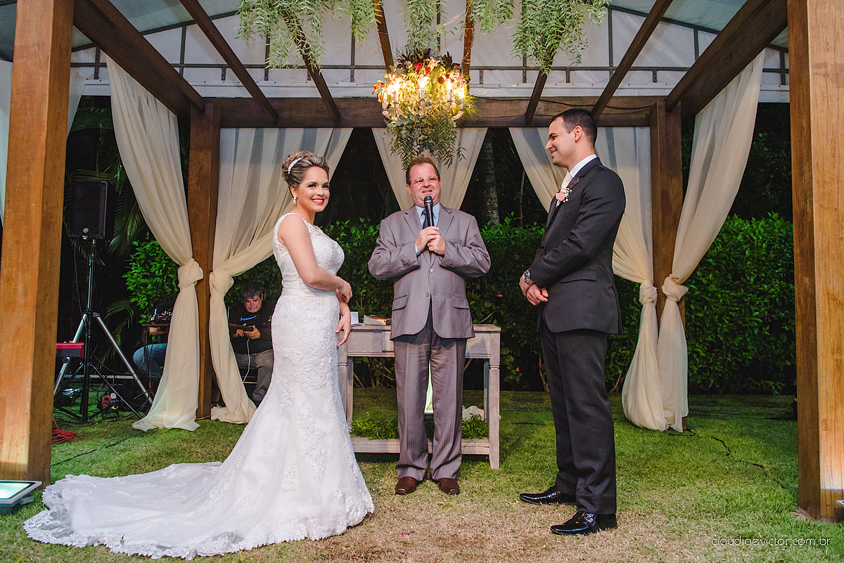 Lindo casamento realizado na serra por fotógrafos de casamento de vila velha fotógrafos de casamento de Vitória fotógrafos de casamento de Serra Espirito Santo ES com noivo e noiva e vestido de noiva e paisagem com por do sol