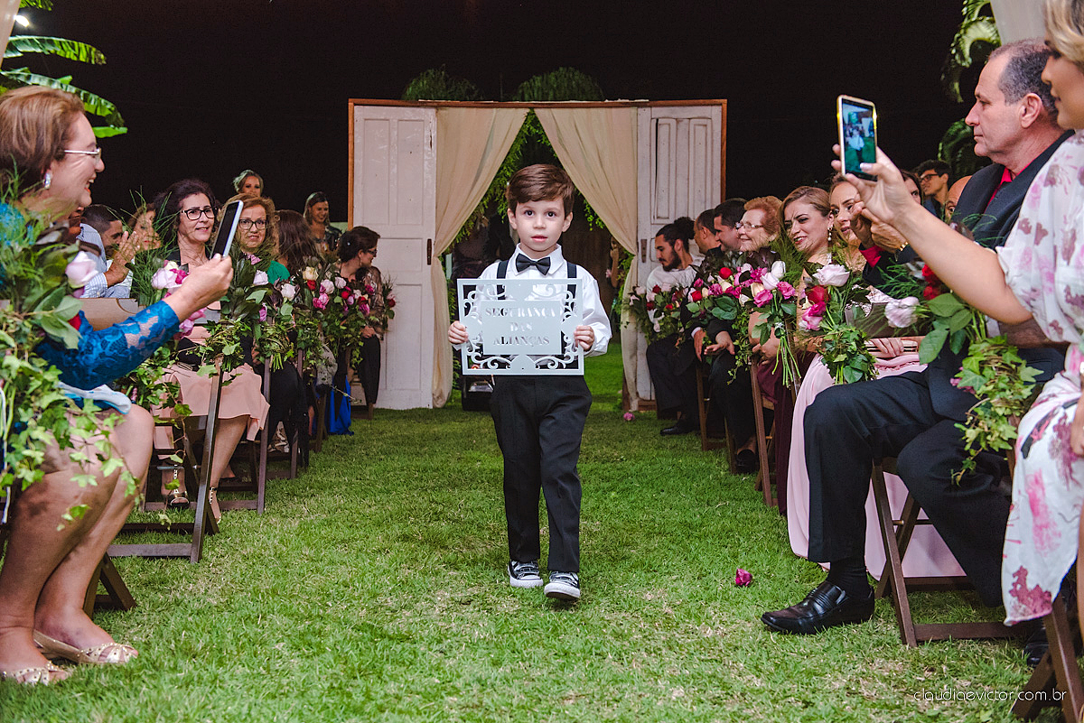 Lindo casamento realizado na serra por fotógrafos de casamento de vila velha fotógrafos de casamento de Vitória fotógrafos de casamento de Serra Espirito Santo ES com noivo e noiva e vestido de noiva e paisagem com por do sol