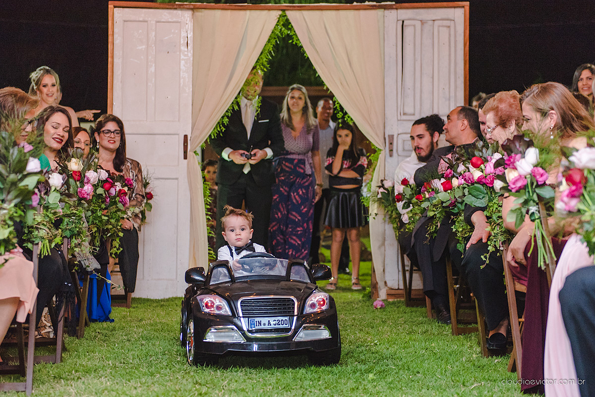 Lindo casamento realizado na serra por fotógrafos de casamento de vila velha fotógrafos de casamento de Vitória fotógrafos de casamento de Serra Espirito Santo ES com noivo e noiva e vestido de noiva e paisagem com por do sol