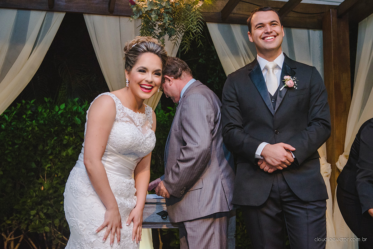 Lindo casamento realizado na serra por fotógrafos de casamento de vila velha fotógrafos de casamento de Vitória fotógrafos de casamento de Serra Espirito Santo ES com noivo e noiva e vestido de noiva e paisagem com por do sol