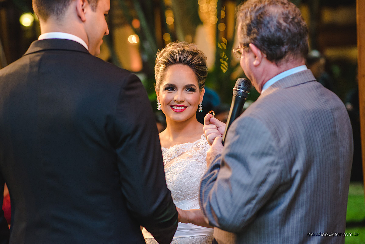 Lindo casamento realizado na serra por fotógrafos de casamento de vila velha fotógrafos de casamento de Vitória fotógrafos de casamento de Serra Espirito Santo ES com noivo e noiva e vestido de noiva e paisagem com por do sol